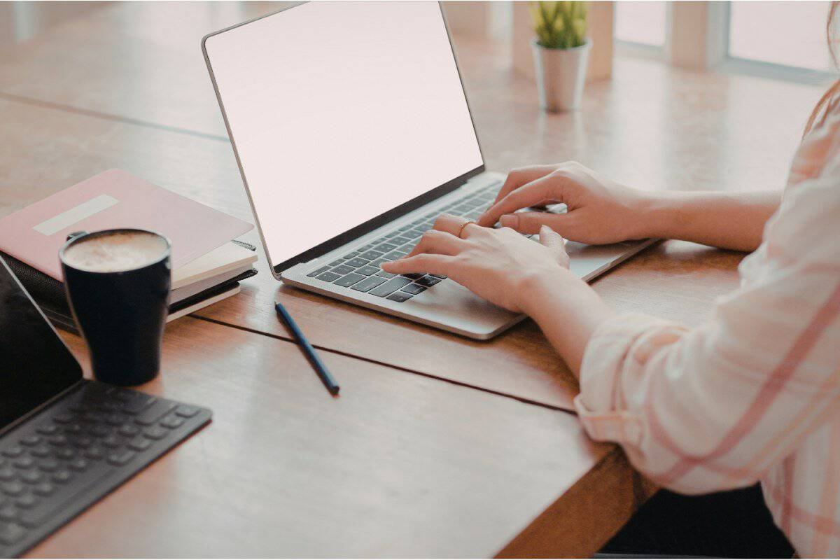 persona che lavora concentrata al laptop per sviluppare autodisciplina e mantenere la costanza nel lavoro