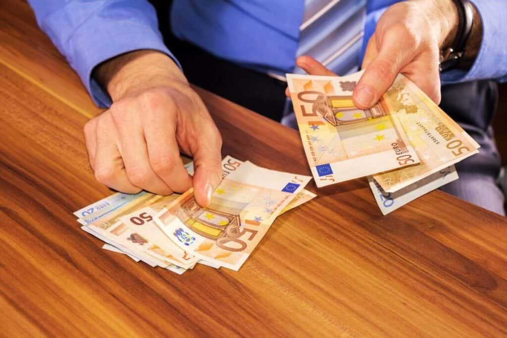 gestione del denaro nelle finanze personali con banconote in euro