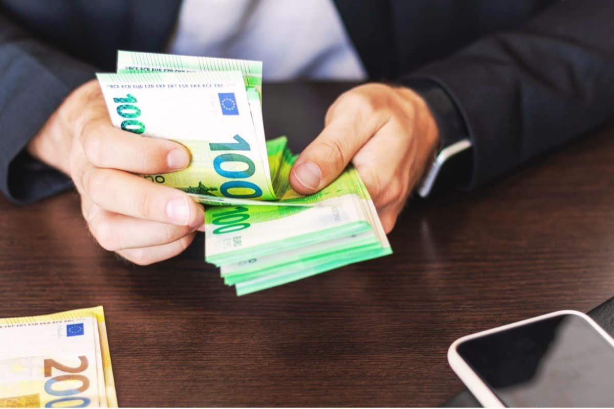 gestione dei soldi nelle finanze personali con banconote in euro