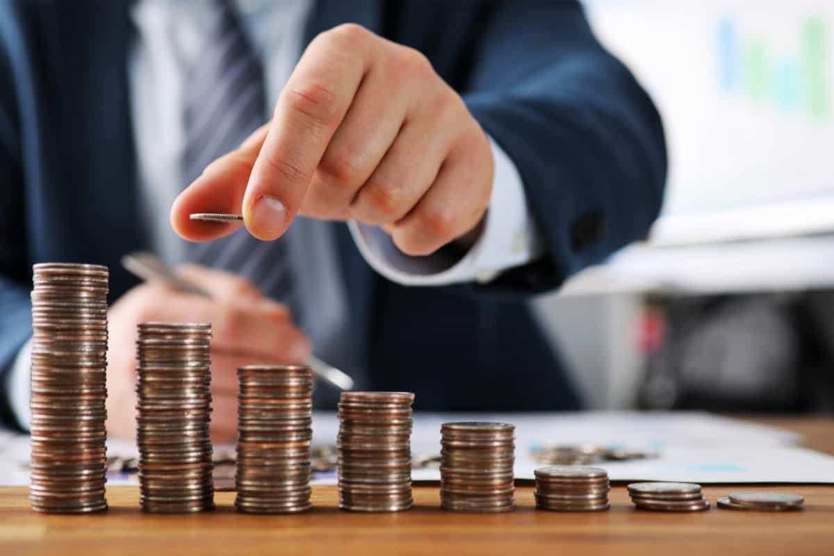 risparmio e crescita del denaro nelle finanze personali con pile di monete