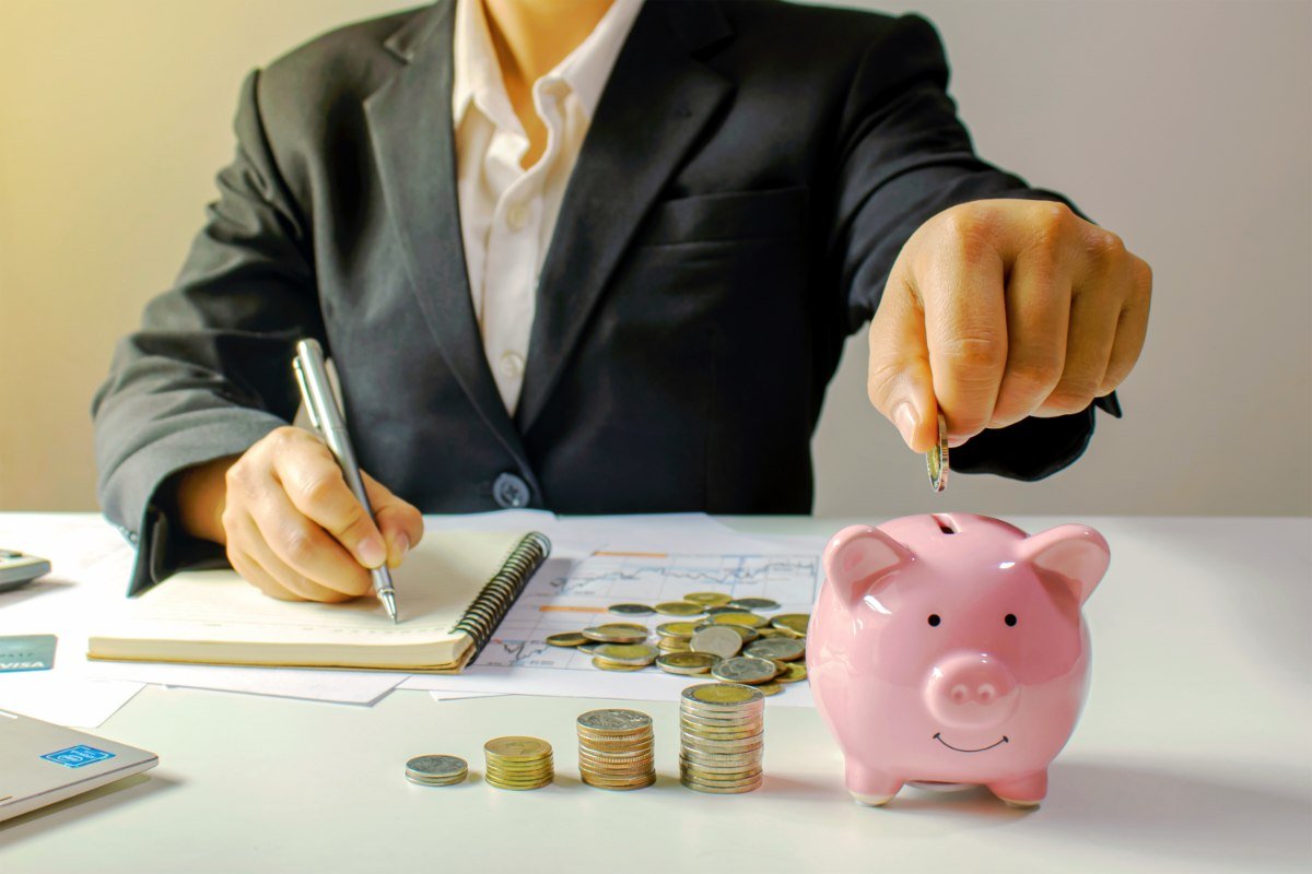 risparmio denaro con salvadanaio e gestione delle spese