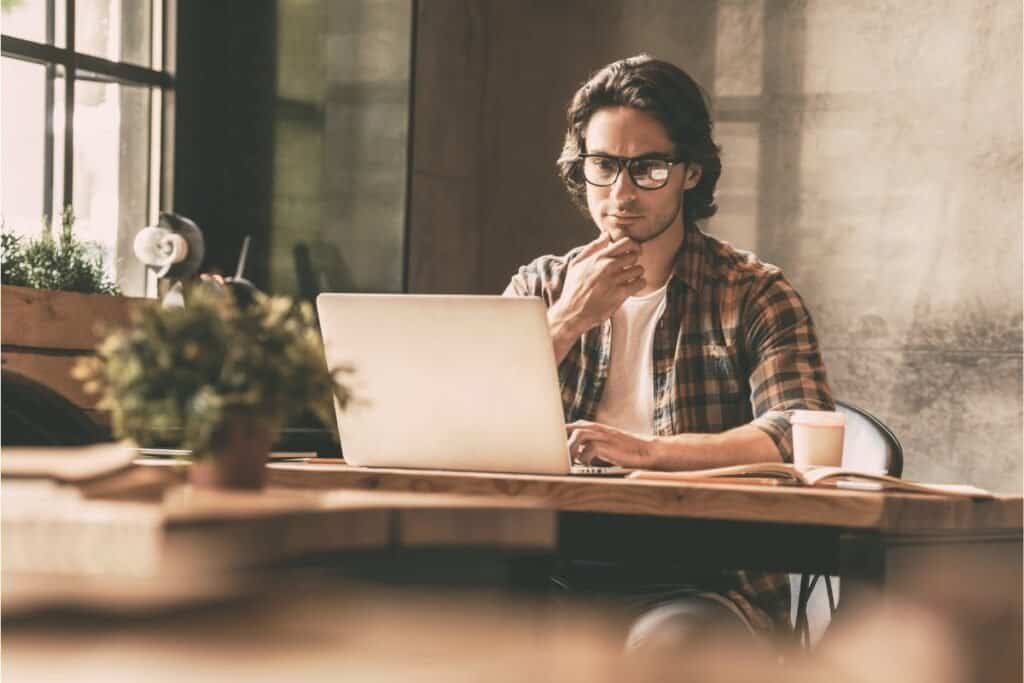 uomo concentrato che lavora al computer portatile in ufficio migliorare il focus