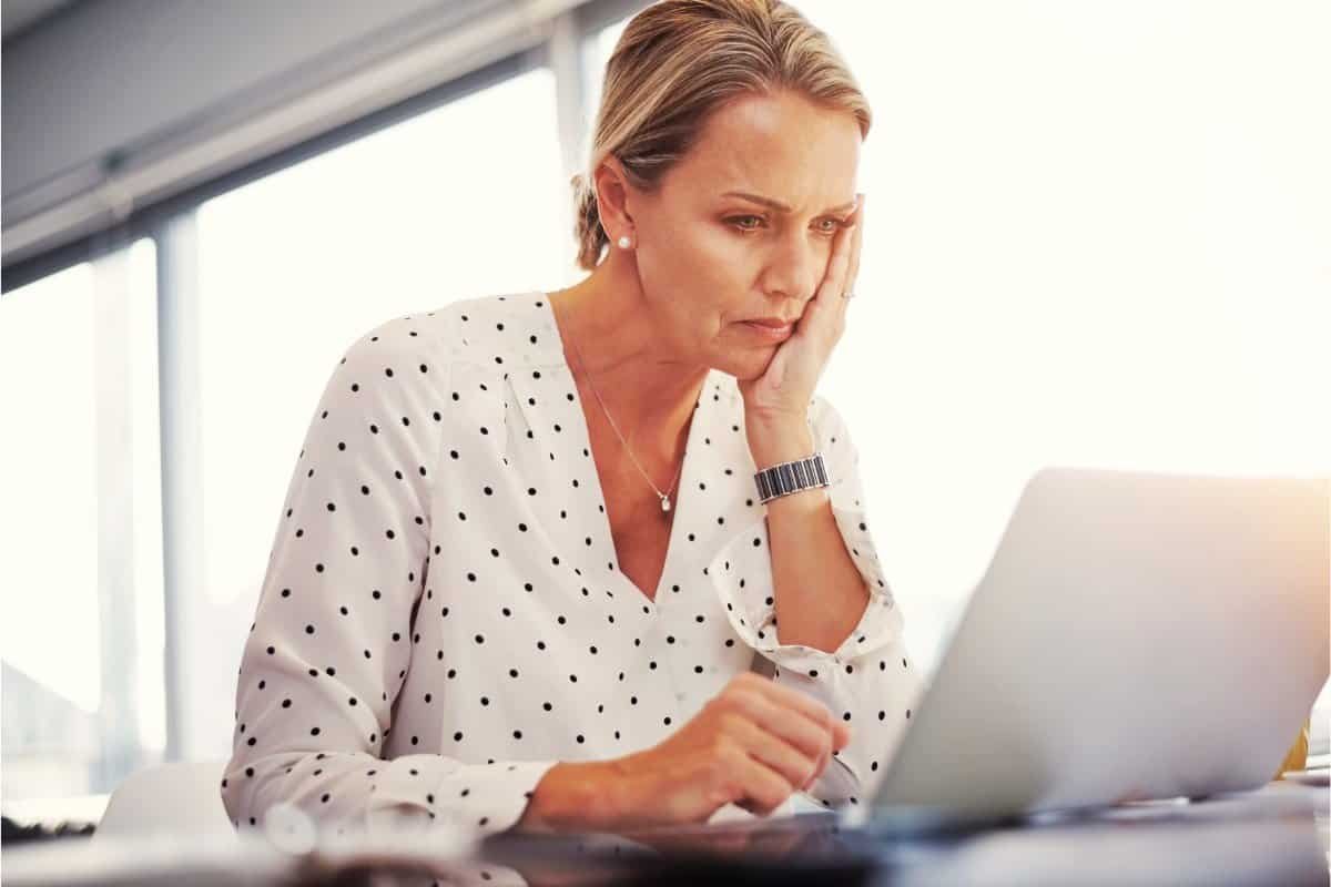 donna preoccupata davanti al computer difficoltà concentrazione procrastinazione