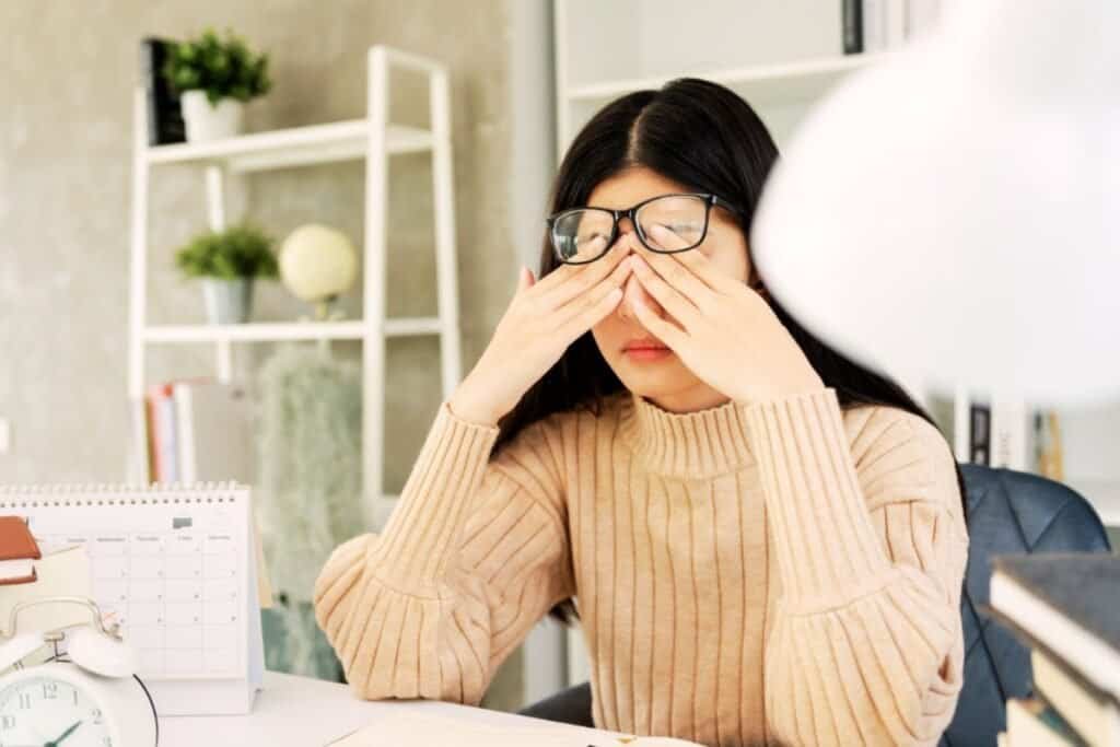 persona stanca che copre gli occhi simbolo di blocco mentale e idee parassite