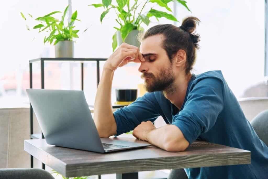 persona bloccata davanti al computer che non riesce a concentrarsi
