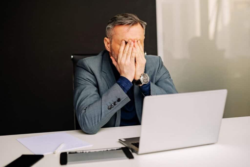 uomo stressato davanti al computer procrastinazione lavoro blocco mentale