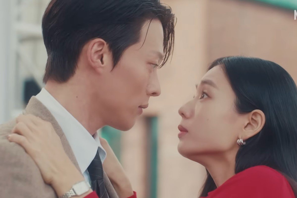 Due protagonisti di un K-Drama si guardano intensamente negli occhi durante una scena di forte connessione emotiva