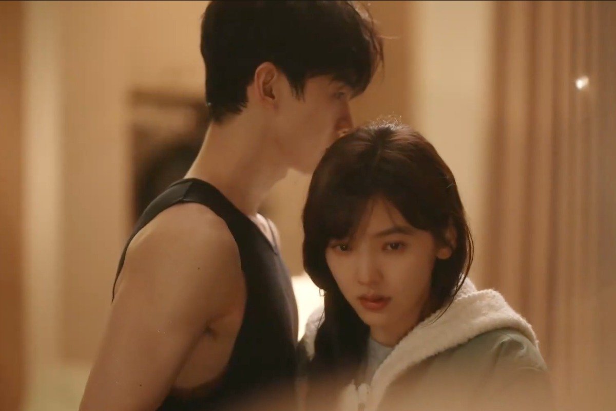 Due protagonisti di un K-Drama condividono un momento di vicinanza emotiva e protezione reciproca