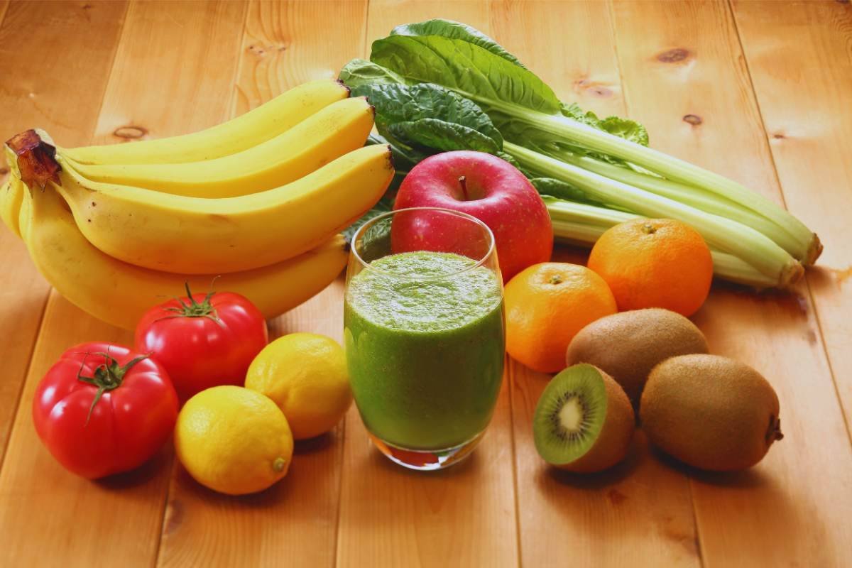 Frutta, verdura e bevanda salutare ricche di nutrienti, immagine che rappresenta un'alimentazione equilibrata utile per sostenere adeguati livelli di vitamina D e il benessere generale.