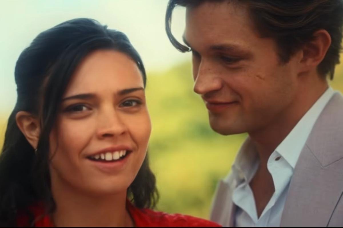 James Beaufort guarda sorridendo Ruby Bell durante una scena romantica della seconda stagione di Maxton Hall.