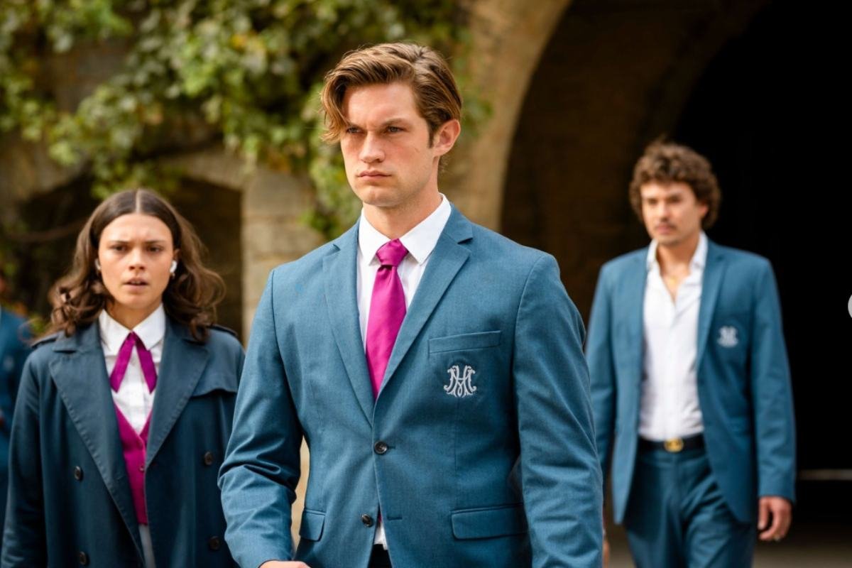 James Beaufort cammina davanti a Ruby Bell e Cyril nella nuova immagine ufficiale della terza stagione di Maxton Hall pubblicata da Prime Video.