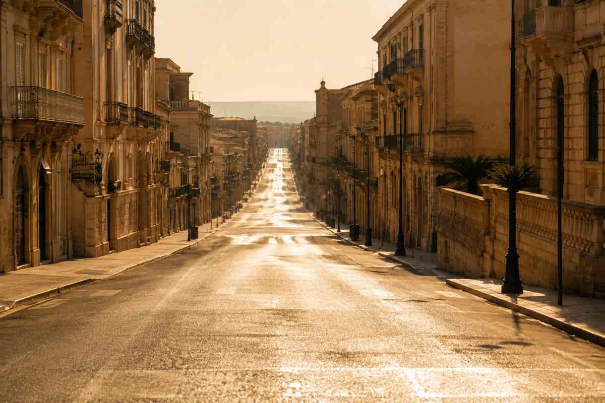 Strada deserta sotto il sole durante un periodo di caldo eccessivo in Italia