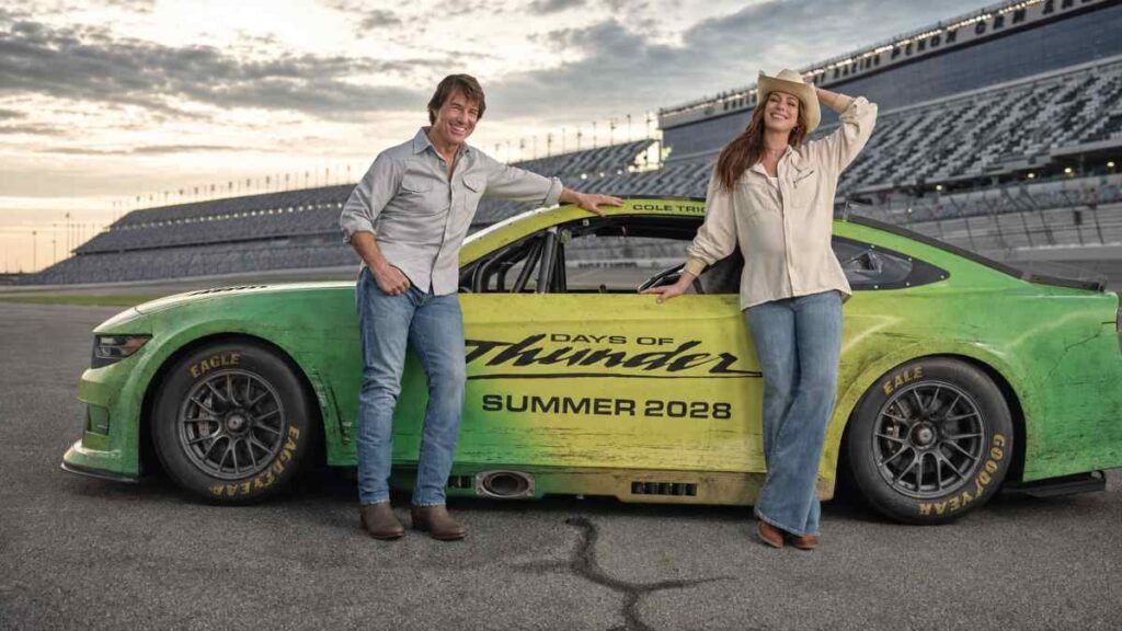 Tom Cruise e Anne Hathaway accanto all’auto di Giorni di tuono 2