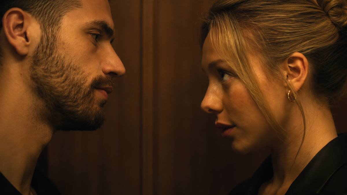 Marfil e Sebastian si guardano in una scena del film Marfil