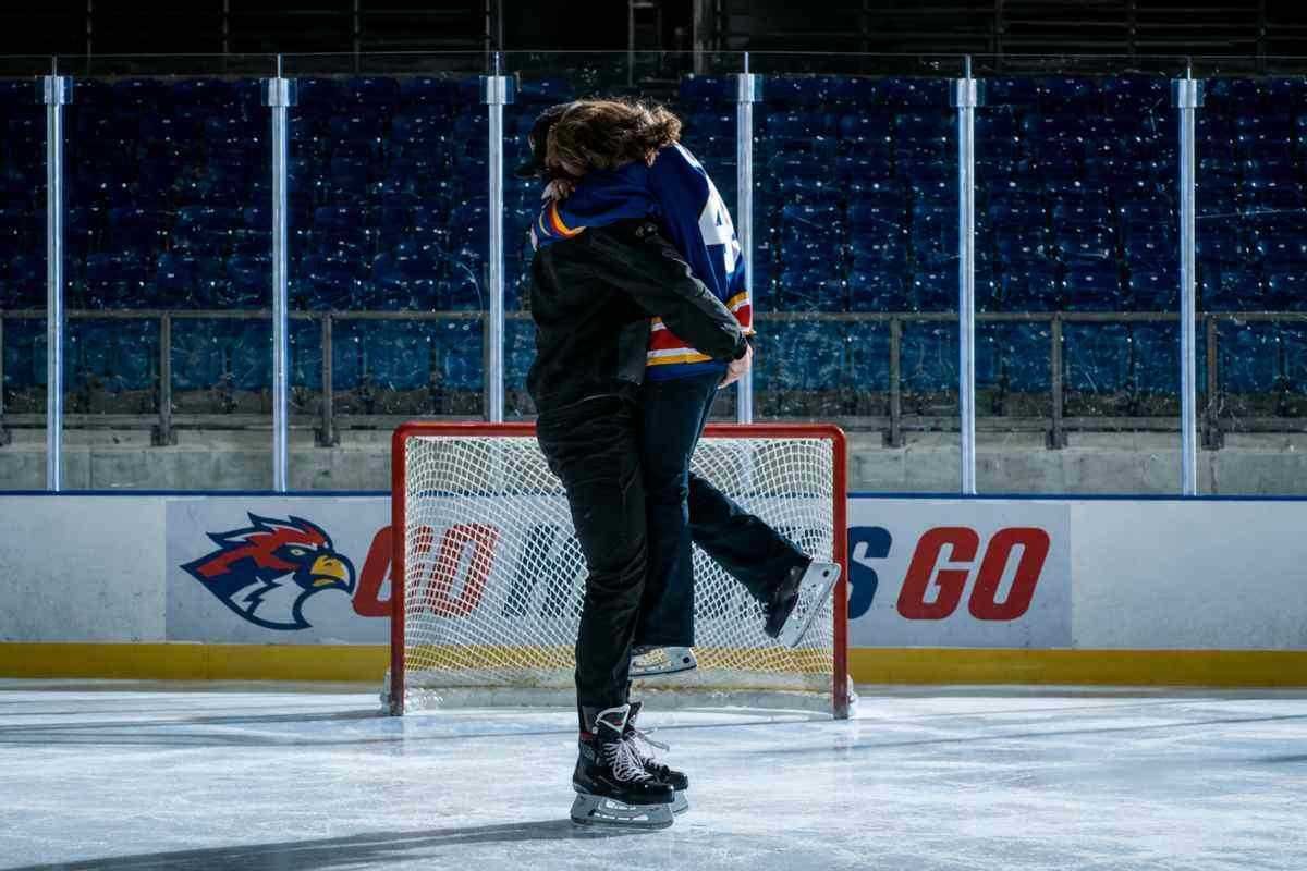 Hannah e Garrett sulla pista di hockey in Off Campus