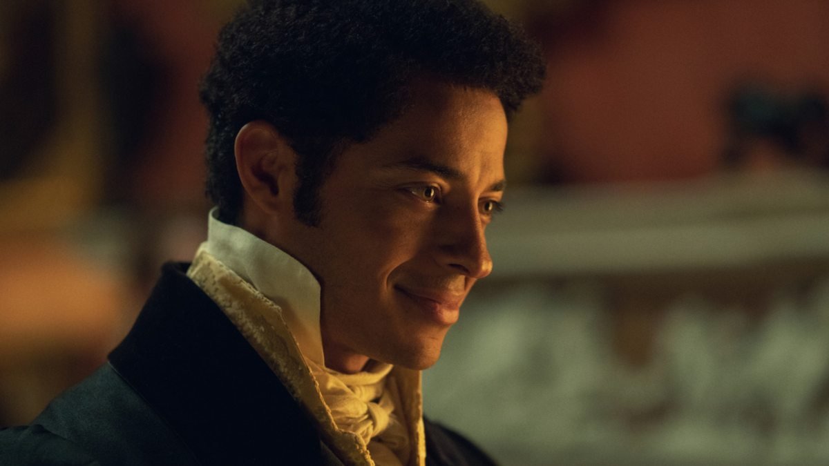 Daryl McCormack nel ruolo di Charles Bingley sorridente nella serie Netflix Orgoglio e Pregiudizio