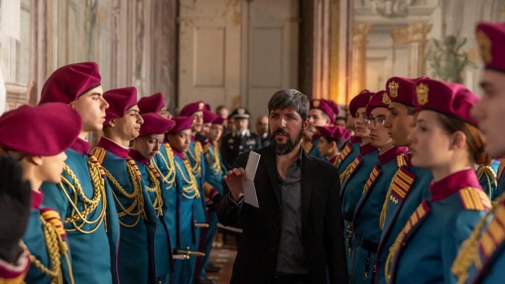 Ivan Silvestrini dirige gli allievi in uniforme sul set della serie Netflix Minerva La Scuola