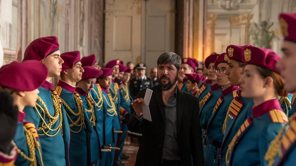 Ivan Silvestrini dirige gli allievi in uniforme sul set della serie Netflix Minerva La Scuola
