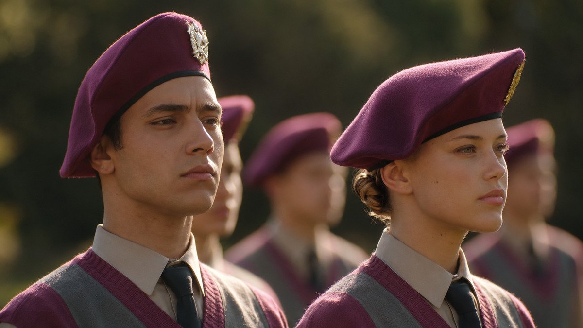 Due cadetti in uniforme con basco bordeaux, schierati all’aperto in Minerva – La scuola.