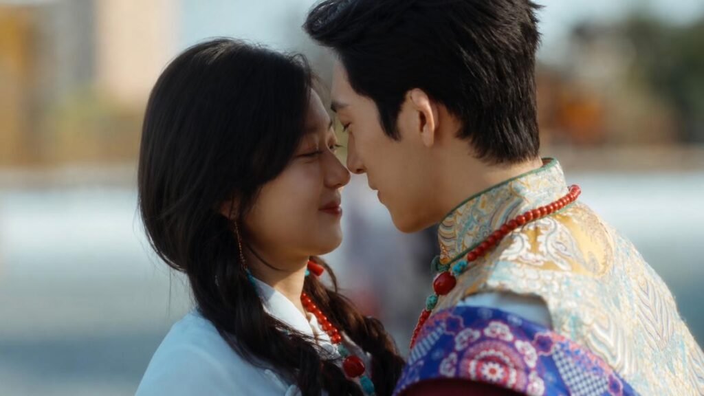 Luan Nian e Shang Zhitao vicini in una scena romantica del C-drama The Early Spring