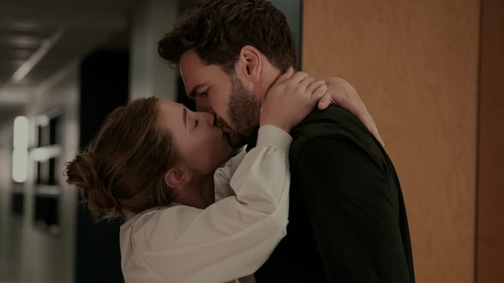 Lili Reinhart e Tom Bateman nei panni di Olive e Adam nel film The Love Hypothesis