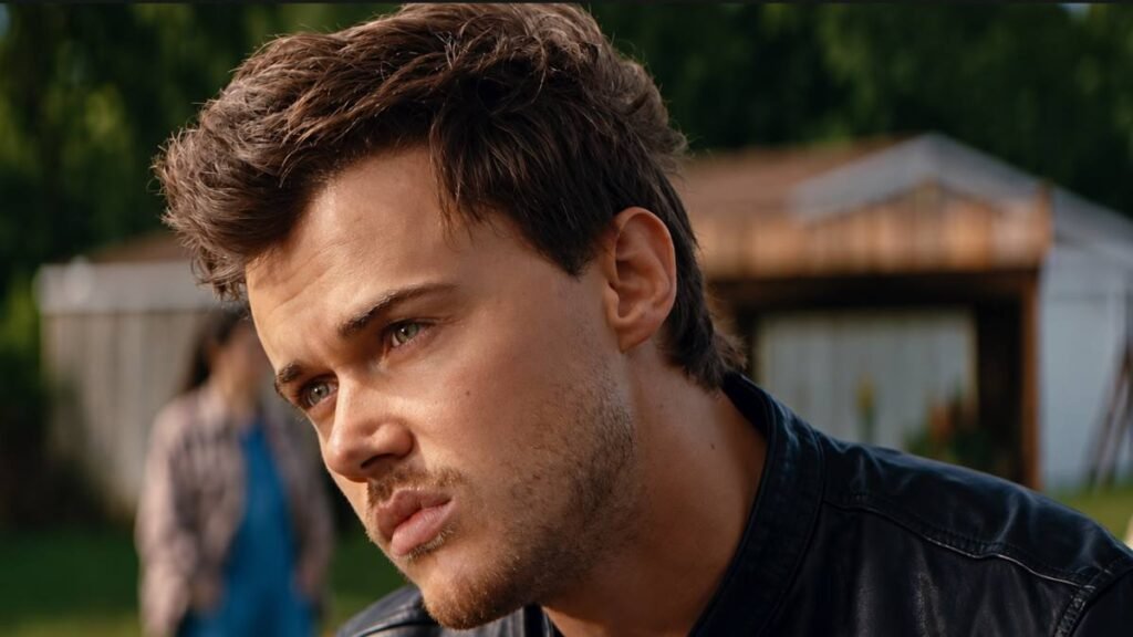 Christopher Briney con giacca di pelle e sguardo intenso nei panni di Conrad Fisher